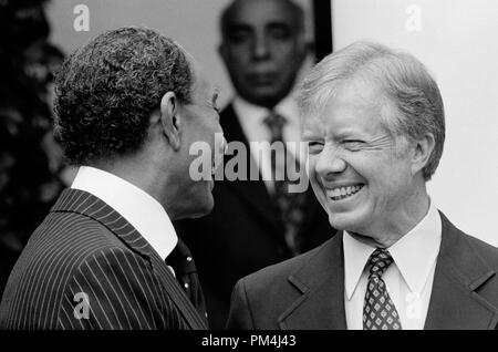 Präsident Jimmy Carter begrüßt der ägyptische Präsident Anwar as-Sadat im Weißen Haus, Washington, D.C, April 8, 1980 Datei Referenz Nr. 1003 507 THA Stockfoto