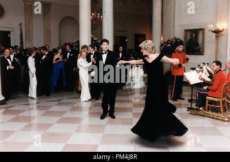 Foto von Prinzessin Diana tanzen mit John Travolta im Weißen Haus Abendessen für der Prinz und die Prinzessin von Wales, November 9, 1985 Datei Referenz Nr. 1003 607 THA Stockfoto