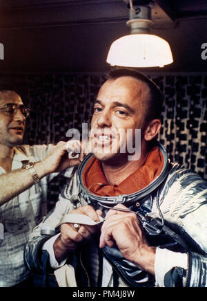 Alan B. Shepard, erste America's Mensch im Raum, zieht sich seine Navy Mark IV Raumanzug, 5. Mai 1961 Datei Referenz Nr. 1003 608 THA Stockfoto