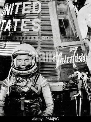 Astronaut John Glenn Jr., Pilot des Mercury Atlas 6 (MA-6) Raumfahrt, posiert für ein Foto mit Raumsonden, die die Merkur 'Freundschaft 7' während des Preflight Aktivitäten, 1962 Datei Referenz Nr. 1003 622 THA Stockfoto