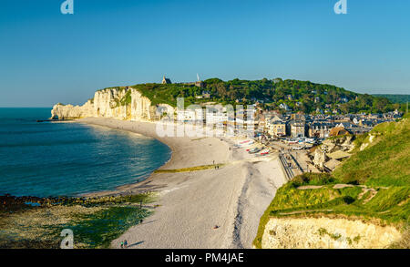 Panorama von Etretat, eine touristische Stadt in der Normandie, Frankreich Stockfoto