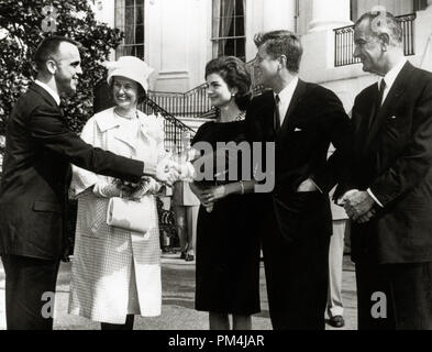 Commander Alan Shepard, erste Amerikaner im Raum, schüttelt Hände mit Präsident John F. Kennedy. Ebenfalls anwesend sind Frau Shepard, Jacqueline Bouvier Kennedy und Vizepräsident Lyndon B. Johnson, 9. Mai 1961 Datei Referenz Nr. 1003 642 THA Stockfoto