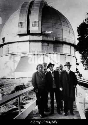 In Deutschland geborene theoretische Physiker Albert Einstein, Mount Wilson Observatorium in Kalifornien. Ebenfalls vorhanden sind Astronomen Edwin Hubble, zurück, der zweite von links, Walter Sydney Adams, Mitte, in hat) und William Wallace Campbell, ganz rechts, ca. 1931 Datei Referenz Nr. 1003 644 THA Stockfoto