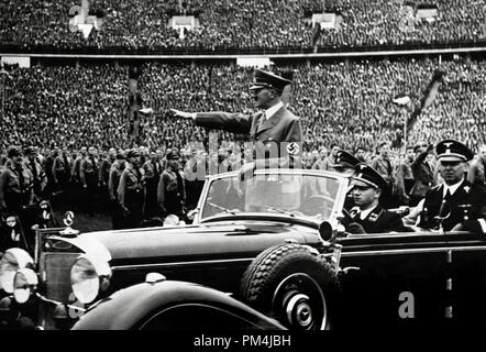 Adolf Hitler begrüßt die Masse an einem Naziaufmarsch, ca. 1938 Datei Referenz Nr. 1003 654 THA Stockfoto