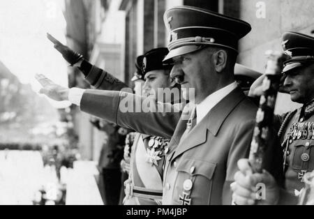 Adolf Hitler und Graf Ciano (Schwiegersohn von Benito Mussolini), grüßt aus dem Kanzleramt Balkon ca. 1939 Datei Referenz Nr. 1003 657 THA Stockfoto