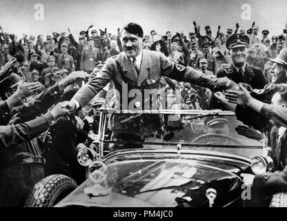 Adolf Hitler, Bundeskanzler von Deutschland, ist von den Unterstützern in Nürnberg, ca. 1933 Datei Referenz Nr. 1003 661 THA begrüßt Stockfoto