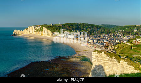 Panorama von Etretat, eine touristische Stadt in der Normandie, Frankreich Stockfoto