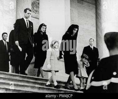 Präsident der Familie verlässt das Capitol nach der Zeremonie. Caroline Kennedy, Jacqueline Bouvier Kennedy, John F. Kennedy, Jr. (2. Sitzreihe) Attorney General Robert F. Kennedy, Patricia Kennedy Lawford (versteckte) Jean Kennedy Smith (3. Reihe) Peter Lawford. United States Capitol, East Front, Washington, D.C., 25. November 1963 Datei Referenz Nr. 1003 669 THA Stockfoto