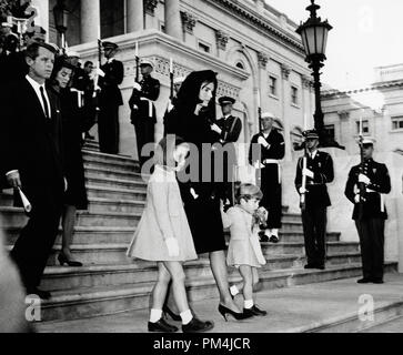 Der Sarg des ermordeten US-Präsidenten John F. Kennedy (off) wird durchgeführt, um die Schritte in der St. Matthew's Cathedral, Washington, nach der Totenmesse. Nach der Sarg ist seine Witwe Jacqueline Bouvier Kennedy, ihren Kindern Caroline und John jr. und Robert Kennedy, 25. November 1963 Datei Referenz Nr. 1003 670 THA Stockfoto