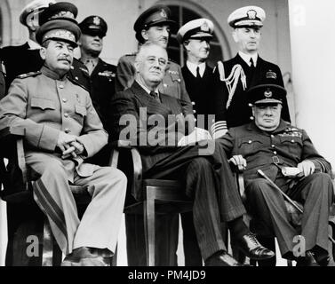 Vordere Reihe: Marschall Josef Stalin, Präsident Franklin D. Roosevelt, Premierminister Winston Churchill auf dem Portikus der russischen Botschaft. Hintere Reihe: Allgemeine S.H. Arnold, Leiter des U.S. Army Air Force; Allgemeine Alan Brooke, Chef der Kaiserlichen allgemeines Personal; Admiral Cunningham, First Sea Lord; Admiral William Leahy, Stabschef des Präsidenten Roosevelt, während der Konferenz von Teheran, Teheran, Iran, Dezember 1943 Datei Referenz Nr. 1003 677 THA Stockfoto