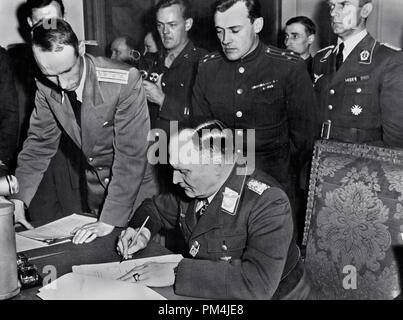 Am 7. Mai 1945 den deutschen General Alfred Jodl bedingungslos kapitulierte alle deutschen Kräfte an die Alliierten in Reims, im Nordwesten von Frankreich Datei Referenz Nr. 1003 688 THA Stockfoto