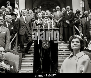 Senator John F. Kennedy auf die Schritte der City Hall in New York City während seiner Präsidentenkampagne. Auch dargestellt, Bürgermeister Lindsay Wagner (links unten) und Jacqueline Kennedy (unten rechts), Oktober 1960. Datei Referenz Nr. 1003 714 THA Stockfoto