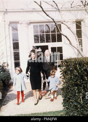 Jacqueline Kennedy, Hände mit Sohn John F. Kennedy jr. und Tochter Caroline, die aus dem Weißen Haus an ihrem letzten Tag in Residence, 5. Dezember 1963. Foto von Cecil Stoughton/NARA Datei Referenz Nr. 1003 717 THA Stockfoto