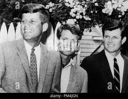 Edward (Ted) Kennedy und seine Brüder, John F. Kennedy und Robert F. Kennedy, in Hyannisport, Massachusetts, um 1960 Datei Referenz Nr. 1003 753 THA Stockfoto