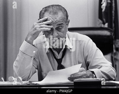 Präsident Lyndon B. Johnson im Schaltschrank des Weißen Hauses, der Vorbereitung einer Adresse auf Vietnam. Oktober 11, 1968, Washington, DC Datei Referenz Nr. 1003 755 THA Stockfoto