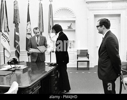 Präsident Richard Nixon trifft sich mit Elvis Presley zum 21. Dezember 1970 im Weißen Haus. Foto von Ollie Atkins/NARA Datei Referenz Nr. 1003 775 THA Stockfoto