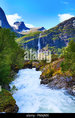 Landschaft mit Fluss in der Nähe oder Briksdalsbreen Gletscher Briksdalsbreen in Olden, Norwegen mit grünen Berge, Schnee und Wasserfall Stockfoto