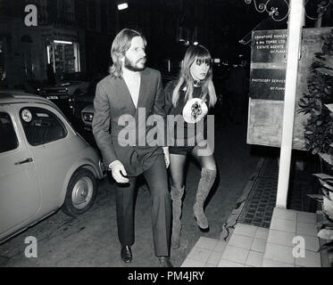 Beatle Ringo Starr mit Frau Maureen Ankunft an einer Partei geworfen von Peter Sellers, März 261971. Datei Referenz Nr. 1013 028 THA © GFS/Hollywood Archiv - Alle Rechte vorbehalten. Stockfoto