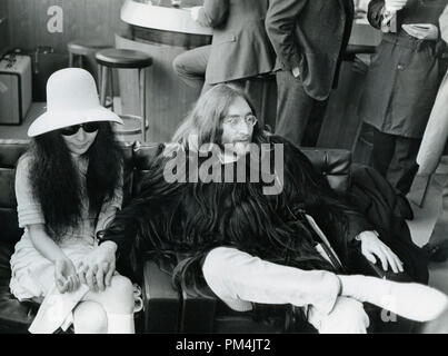 Beatle John Lennon und Yoko Ono zurück in Paris nach ihrer Hochzeit, März 211969. John's Mantel aus menschlichem Haar und war für 1.000 britische Pfund erworben. Datei Referenz Nr. 1013 031 THA © GFS/Hollywood Archiv - Alle Rechte vorbehalten. Stockfoto