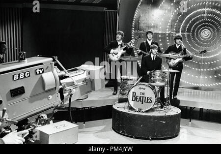 Die Beatles (John Lennon, Paul McCartney, George Harrison und Ringo Starr) live Auftritt auf der BBC-Fernsehen "Top of the Pops' 1966. Datei Referenz Nr. 1013 112 THA © GFS/Hollywood Archiv - Alle Rechte vorbehalten. Stockfoto