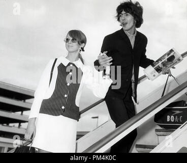 Beatle George Harrison und seine Frau Pattie ein Flugzeug besteigen für Barbados, 1966 vorangegangen. Datei Referenz Nr. 1013 124 THA © GFS/Hollywood Archiv - Alle Rechte vorbehalten. Stockfoto