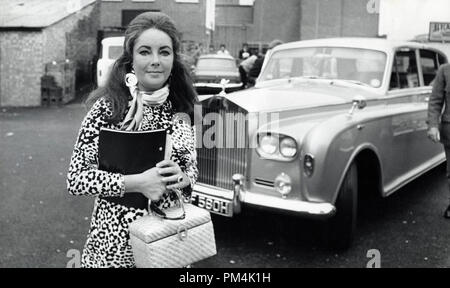 Elizabeth Taylor vor Ort Ehemann Richard Burton zu beobachten, beginnen die Arbeiten an "Die Schurken", September 1970. Datei Referenz Nr. 1014 018 THA © GFS/Hollywood Archiv - Alle Rechte vorbehalten. Stockfoto