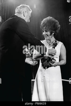 Elizabeth Taylor, die ihren Award der British Film Academy für Top Schauspielerin für ihre Leistung in "Wer hat Angst vor Virginia Woolf", April 1967. Datei Referenz Nr. 1014 051 THA © GFS/Hollywood Archiv - Alle Rechte vorbehalten. Stockfoto