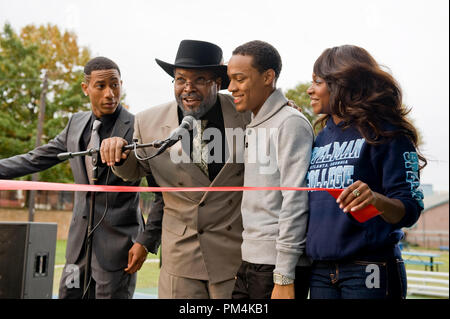 (L-R) BRANDON T. JACKSON als Benny, ICE CUBE, wie Herr Washington, Bow Wow als Kevin Carson und NATURIE NAUGHTON in der Komödie von Alcon Entertainment" LOTTERY TICKET", ein Warner Bros.-Bilder freigeben. Stockfoto