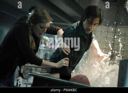 (L - r) SARAH POLLEY als Elsa und Adrien Brody als Clive in Warner Bros. Bilder" und "Dark Castle Entertainment's Science fiction Thriller rs zur FF-Kabelverzweigung; roter Draht", ein Warner Bros.-Bilder freigeben. Stockfoto