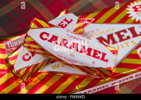 Tunnocks Milk Chocolate Caramel Wafers ein Keks von Tunnocks Familie Bäcker in Larkhall Schottland produziert Stockfoto