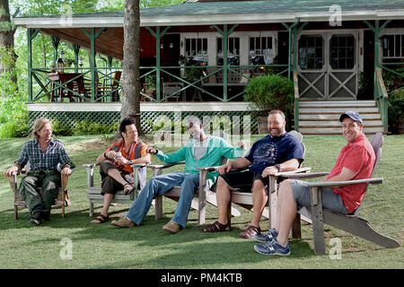Freunde und ehemalige Mannschaftskameraden sitzen in ihren Adirondack Stühle auf dem Rasen vor dem Haus mit Blick auf den See, während im Aufholprozess. Marcus Higgins (David Spade), Rob Hilliard (Rob Schneider), Kurt McKenzie (Chris Rock), Eric Lamonsoff (Kevin James), und Lenny Feder (Adam Sandler). Stockfoto