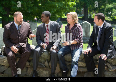 Eric Lamonsoff (Kevin James), Kurt McKenzie (Chris Rock), Marcus Higgins (David Spade) und Lenny (Adam Sandler) sprechen Sie an der Rezeption nach ihrem Trainer Trauerfeier in Columbia Pictures'. Stockfoto