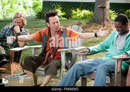 Rob Hilliard (Rob Schneider) erzählt eine Geschichte zu den Jungs am See Haus wie Marcus Higgins (David Spade) hört und Kurt McKenzie (Chris Rock) Lacht Hilliard's Geschichte in Columbia Pictures'. Stockfoto