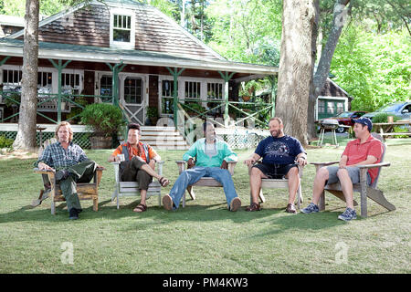 Freunde und ehemalige Mannschaftskameraden sitzen in ihren Adirondack Stühle auf dem Rasen vor dem Haus mit Blick auf den See, während im Aufholprozess. Marcus Higgins (David Spade), Rob Hilliard (Rob Schneider), Kurt McKenzie (Chris Rock), Eric Lamonsoff (Kevin James), und Lenny Feder (Adam Sandler) in Columbia Pictures'. Stockfoto