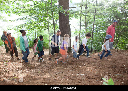 Lenny (Adam Sandler) Spaziergänge durch den Wald mit seiner Tochter Becky (alexys Nicole Sanger), Söhne Greg (Jake Goldberg) und Keithie (Cameron Boyce), Donna (Lamonsoff Ada-Nicole Sanger), Bohne Lamonsoff (Frank Gingerich), Eric Lamonsoff (Kevin James), Andre McKenzie (nadji Jeter), Kurt (Chris Rock), Charlotte (China Anne McClain), Rob (Rob Schneider) und Marcus Higgins (David Spade) auf dem Weg zur Schaukel in Columbia Pictures'. Stockfoto
