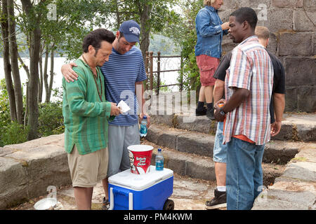 Rob (Rob Hilliard), Marcus (David Spade), Lenny (Adam Sandler), Eric (Kevin James), Kurt (Chris Rock) sitzen herum reden über alte Zeiten und die Erinnerung an Ihren späten Trainer in Columbia Pictures'. Stockfoto