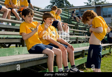 Greg (Zachary Gordon, links) und Rowley (Robert Capron) werden von Fregley's (Grayson Russell) entsetzt Besonderheit im 'Dauch eines Wimpy Kid" Nabel. Stockfoto