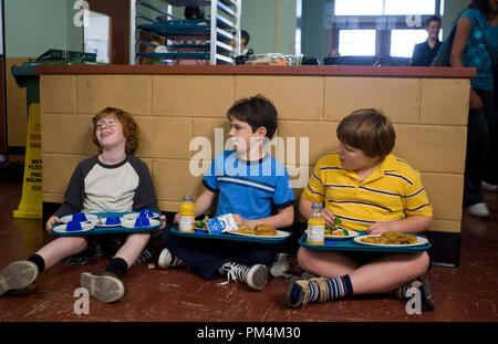 Nicht viel - gewünschte "Sitz am (Mittagessen) Tabelle zu erreichen, "Fregley (Grayson Russell, links), Greg (Zachary Gordon) und Rowley (Robert Capron) werden in der Cafeteria, in der auch der Wimpy Kid" verbannt. Stockfoto