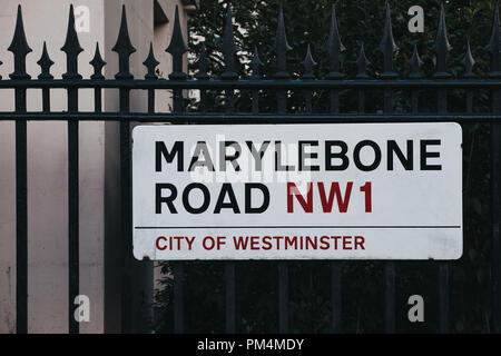 London, UK, 26. Juli 2018: Marylebone Road street name Zeichen auf einem Zaun in Westminster, London Borough, die viel von der Zentralen belegt Stockfoto