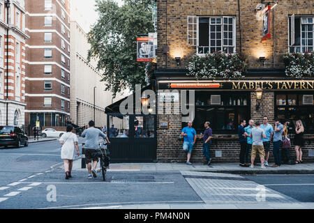 London, UK, 26. Juli 2018: Menschen und Autos vor der Mabel Tavern Pub, einem beliebten Shepherd Neame Pub in der Nähe von Euston und King's Cross, London, UK. Stockfoto