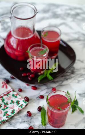 Frau füllt Cranberry Saft im Glas. Es ist gesund, hausgemachte trinken. Stockfoto