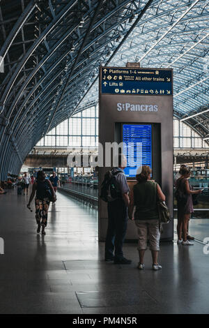 London, Großbritannien - 26 Juli, 2018: Der Beschilderung in Richtung East Midlands Trains in St. Pancras International, einem der größten Bahnhöfe in Lo Stockfoto