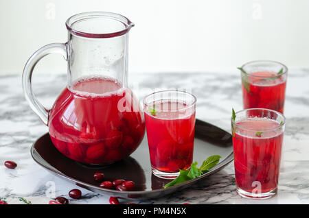 Frau füllt Cranberry Saft im Glas. Es ist gesund, hausgemachte trinken. Stockfoto