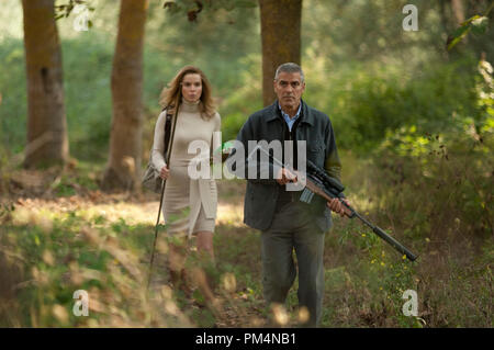 Thekla Reuten (links) und George Clooney (rechts) Stern in der Regie von Anton Corbijn suspense Thriller der Amerikaner, ein Focus Features frei. Stockfoto