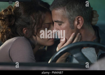 Violante Placido (links) und George Clooney (rechts) Stern in der Regie von Anton Corbijn suspense Thriller der Amerikaner, ein Focus Features frei. Stockfoto