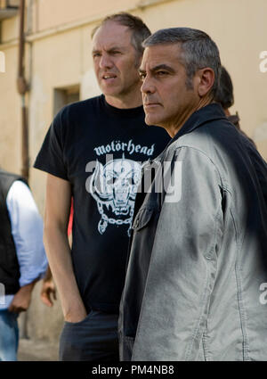 George Clooney (rechts) mit dem Regisseur Anton Corbijn (links) am Set von seiner Spannung Thriller der Amerikaner, ein Focus Features frei. Stockfoto