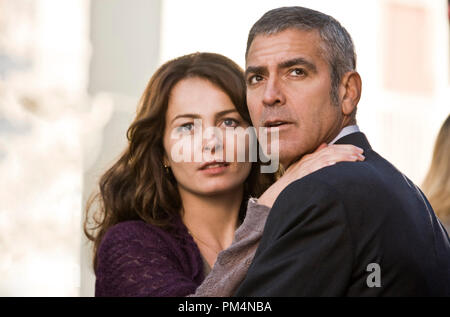 Violante Placido (links) und George Clooney (rechts) Stern in der Regie von Anton Corbijn suspense Thriller der Amerikaner, ein Focus Features frei. Stockfoto