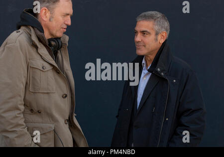 George Clooney (rechts) mit dem Regisseur Anton Corbijn (links) am Set von seiner Spannung Thriller der Amerikaner, ein Focus Features frei. Stockfoto