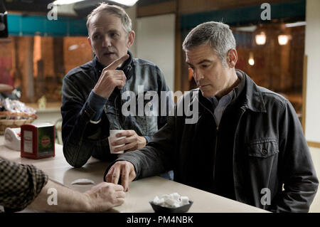 George Clooney (rechts) mit dem Regisseur Anton Corbijn (links) am Set von seiner Spannung Thriller der Amerikaner, ein Focus Features frei. Stockfoto