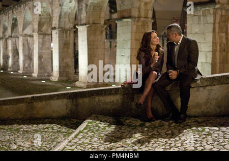 Violante Placido (links) und George Clooney (rechts) Stern in der Regie von Anton Corbijn suspense Thriller der Amerikaner, ein Focus Features frei. Stockfoto